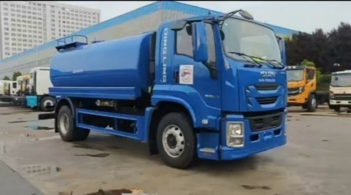Truk air ISUZU GIGA 15.000 liter